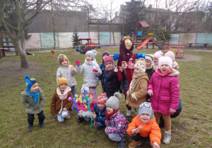 Przedszkolaki żegnają zimę w ogrodzie przedszkolnym